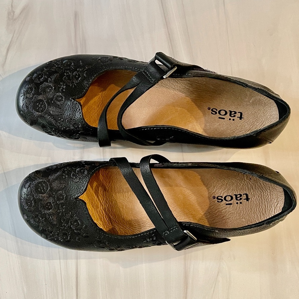 Taos Women's Mary Jane "Wish" style shoes in black, size 6.5 M